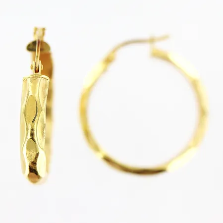 Örhängen creoler längd 23mm, bredd 3,7mm, smärre bucklor, 18K. Vikt: 2,1 g