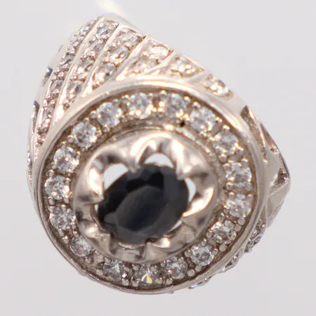 Ring stl:19¼, ojämn i skenan svart sten, silver 925/1000 Vikt: 9,3 g