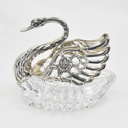 Saltkar i form av svan, silver och glas, MEMA, höjd ca 10cm, utfällbara vingar, silver 835/1000, bruttovikt 271,5g Vikt: 271,5 g