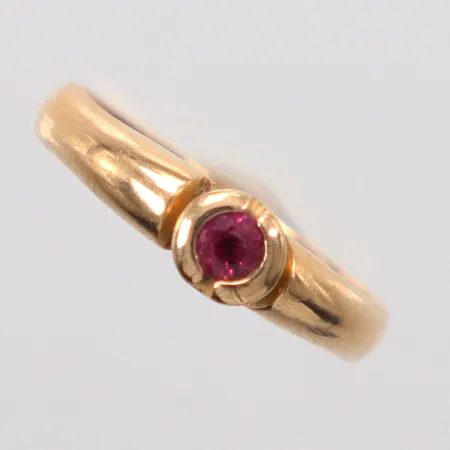 Ring stl. 17¼, rubin, Guldsmedjan i Linköping AB, Sven Svensson, år 2000, 18K Vikt: 3,9 g