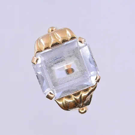 Ring med vit sten stl:16¾, bredd 2-12 mm 18K. Vikt: 3,7 g