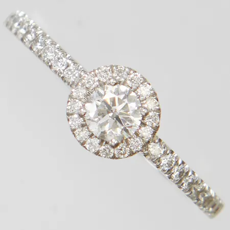 Ring med diamanter GHA, 1 x ca 0,25ct, ca TW-W(G-H)/SI2, 20 x 0,01ct, stl:17½, bredd 2-6,5mm, vitguld, 18K Vikt: 2,9g Vikt: 2,9 g