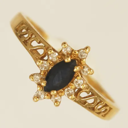 Ring med diamanter totalt 0,10ct enligt gravyr samt safir stl:16¾ bredd 1,3mm 18K Vikt: 2,4 g