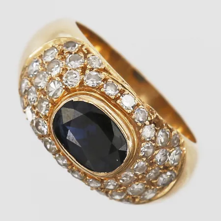 Ring med safir och diamanter 40xca0,02-0,03ct stl:18, bredd 4-11mm, en diamant saknas, litet nagg på safir, 18K  Vikt: 7,8 g