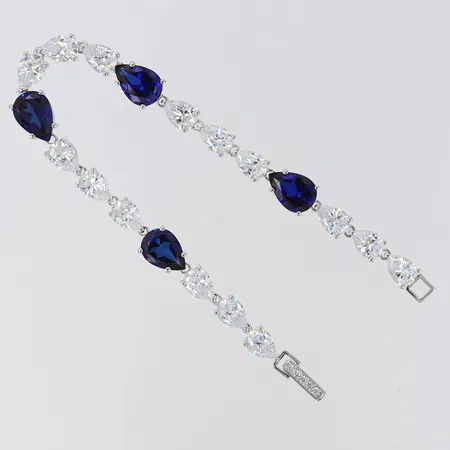 Armband med blå och vita stenar Crislu längd 18cm bredd 7mm Silver 925/1000.  Vikt: 12,3 g