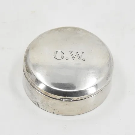 Dosa Ø59mm höjd 23mm, graverad, silver. Vikt: 38,9 g
