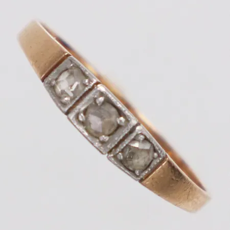 Ring rosenstenar stl:16¾, bredd 1,6-3,5mm, 18K  Vikt: 1,4 g