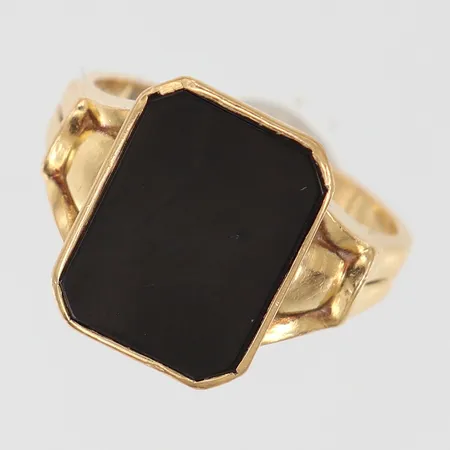 Klackring med onyxplatta stl:20 bredd 2,5-16,5mm, gravyr 18K Vikt: 6,1 g