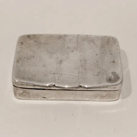 Dosa längd 42mm bredd 30mm brittiska stämplar, bucklig silver  Vikt: 13,8 g