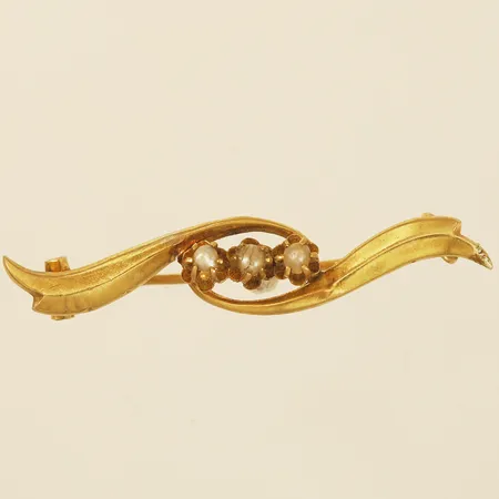 Brosch med pärlor längd 38mm, bredd 7,7mm skadade pärlor, 18K  Vikt: 1,7 g