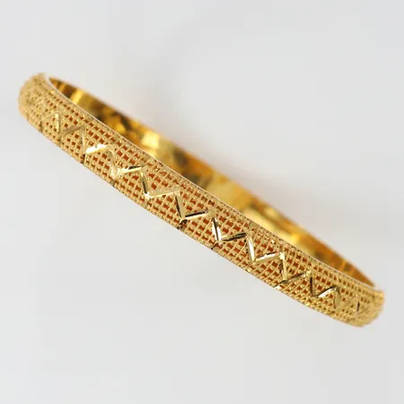 Armring med dekor Ø69mm bredd 7,5mm 21K.  Vikt: 12,3 g