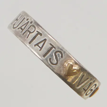 Ring "Följ hjärtats väg", "Lev i flödet" stl:18¾, Älskade barn AB, Uppsala gulddetaljer, 925/1000 Silver 6,4g.
