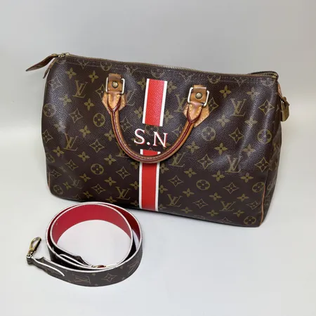 Väska Louis Vuitton Speedy 35 monogramcanvas, guldfärgade beslag, 35x18x23cm, tillverkad i Frankrike år 2011, datumkod DU2011, kraftigt slitage, lås, nyckel saknas, personligt tryck "S.N".