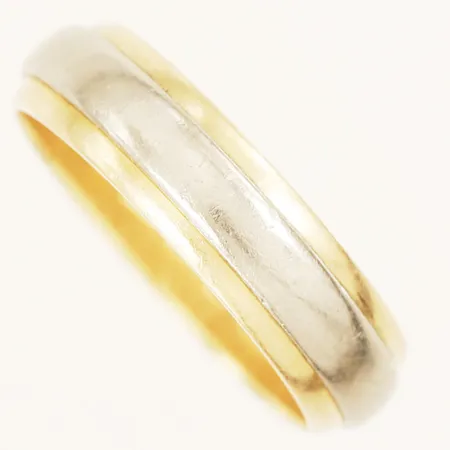 Ring med dekor i monel stl:18½, bredd 5,7mm gravyr 18K Vikt: 7 g