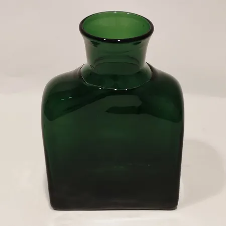 Flaska/vas Bertil Vallien, höjd 19cm bredd 13cm djup 6,5cm, etikettmärkt grönt glas