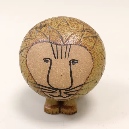 Figurin Lisa Larson lejon höjd 13cm, tillverkningsdefekt på fot, stengods. Skickas med postpaket.