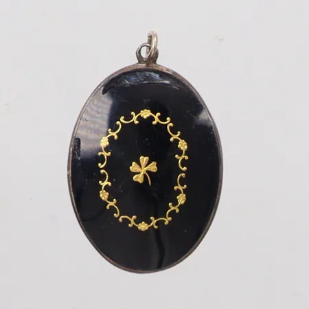 Hänge längd 3,3cm, bredd 20,2mm, svart emalj med guldmönster, silver 925/1000 Vikt: 4,2 g