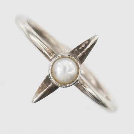 Ring med imitationspärla stl:16¾, bredd 1,5-13mm, silver 925/1000 Vikt: 1,5 g