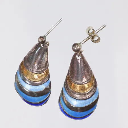 Ett par örhängen, 27x14mm, saknar en snurrebus, 925/1000 silver Vikt: 6,3 g