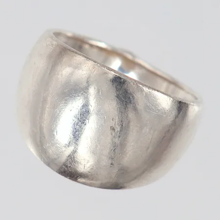 Ring stl:16¾ bredd 3-13,5mm repig/bucklig skena silver 925/1000  Vikt: 4 g
