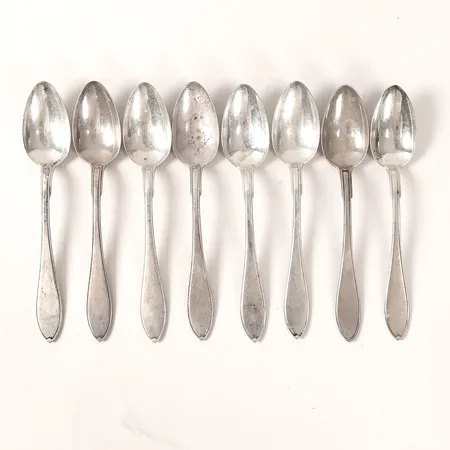 Åtta skedar modell Svensk spetsig, längd 14,5cm, gravyr, silver 830/1000 Vikt: 196,1 g