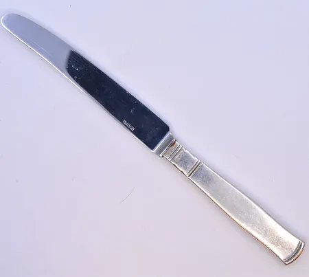 5 knivar med stålblad modell Thema längd 19,5cm, silver 830/1000. Vikt: 317,8 g