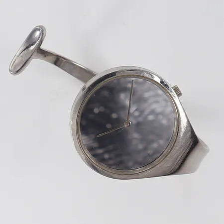 Damur modell Vivianna quartz stål ref-nr: 326 serie-nr: 112598 design Torun Bülow-Hübe 1969 för Georg Jensen, Ø33mm, grova repor på urtavla, går ej, repor, inga tillbehör. 