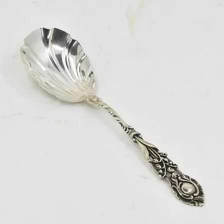 Sked med blomdekor längd 15½cm, silver 830/1000. Vikt: 24,5 g