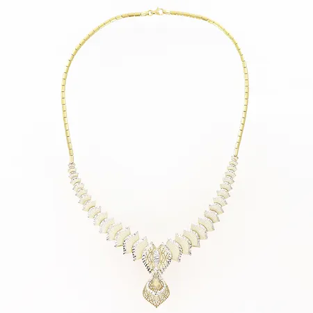 Collier längd 44cm, bredd 3-43mm, vitgulddetaljer, 18K Vikt: 22,5 g