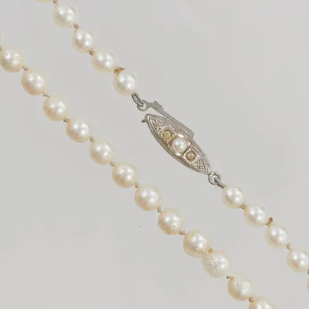 Pärlcollier 45cm ca 5mm, lagad med lim lås i 830/1000 Silver. Vikt: 0 g