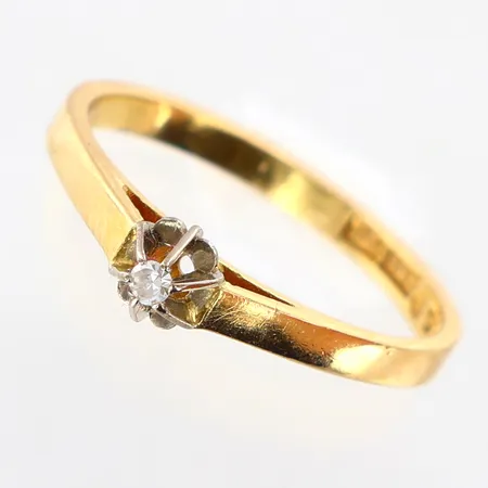 Alliansring med diamanter 9x0,02ctv, stl:17¾, bredd 3mm, 18K Vikt: 2,9 g