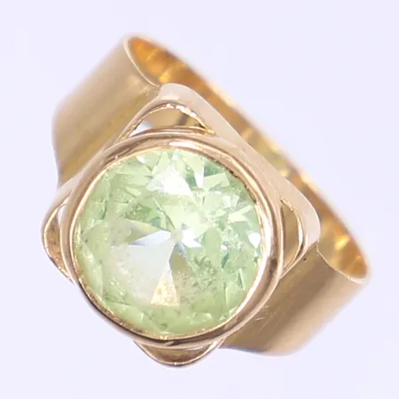 Ring med grön sten stl:16¼, bredd 4-11mm, bucklig, sten något lös i fattning, 18K Bruttovikt: 3,1g Vikt: 3,1 g