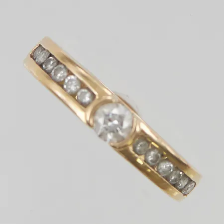 Ring med diamanter totalt 0,50ctv enligt gravyr, mittsten ca 0,20ct stl:17½ bredd 4mm, gravyr, GHA, 18K 3,3g.