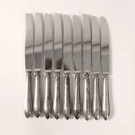 Nio knivar modell Svensk spetsig blad i rostfritt stål, längd 26cm, A.G. Dufva Hovjuvelerare, silver 830/1000 Vikt: 572,9 g