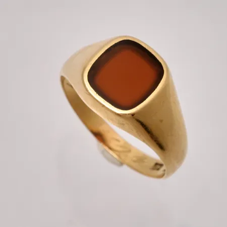 Ring stl:19¼ bredd 2,8-11,4mm, 1st karneol, mått 9,2x9,2mm, impotstämpel, 18K, 5,72g.