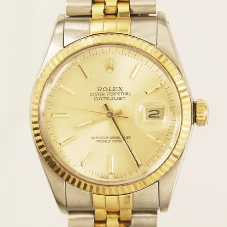 Herrur Rolex Oyster Perpetual Datejust guld/stål automatisk ref-nr:16013 serie-nr:9793593 kaliber:3035 verk-nr:2037029 boett-nr:16000 Ø36mm plexiglas årtal 1987 slappt länkarmband ca 19cm repor inga tillbehör.