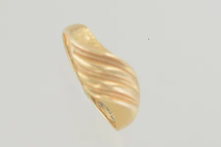 Ring stl:17½ bredd 8 mm, 18K 2,7 gr Vikt: 2,7 g