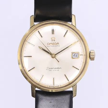 Herrur Omega Seamaster De Ville Ø34mm, manuell, datum, guld på stål, bruksslitage, originalglas repigt, graverad bakboett, läderband ej original, fungerar vid katalogisering men ej testad för tidshållning, inga tillbehör