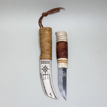 Samekniv Kjell Winka, längd ca 21cm, bladets längd ca 7,5cm, slida i ben och läder.