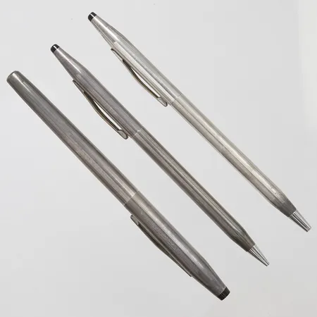 3 Cross pennor, set, en blyerts samt två kulspetspennor, etui, 925/1000 silver Brv 52,0g.