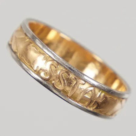 Examensring stl:21½ bredd 6mm, gravyr, vitguldsdetalj, 18K, Vikt: 7,5 g
