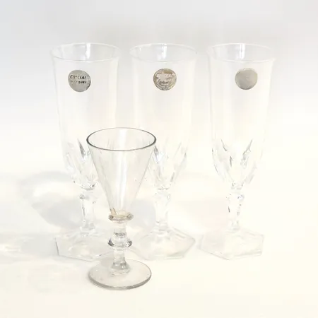 Tre Champagneglas i kristall, 1 Snapsglas, höjd:17,5cm, 12cm, nagg under snaps glas
