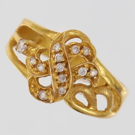 Ring med vita stenar stl:16 bredd 2,9-11,5mm skev 21K.  Vikt: 3,3 g