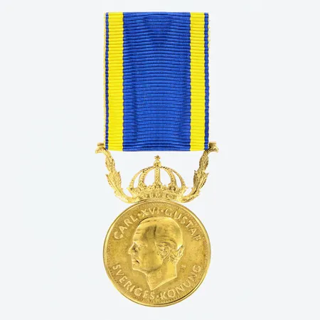Medalj Carl XVI Gustaf Sveriges Konung "För nit och redlighet" Ø27mm, tygband, nål i metall, krona i 18K, mynt i 23K. Bruttovikt 15,2g 