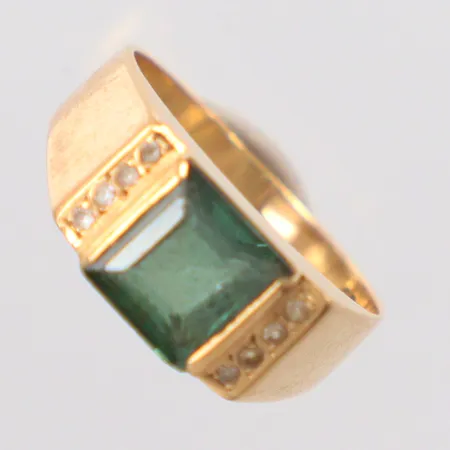 Ring stl. 16½, grön sten, små vita stenar, 18K Vikt: 4,5 g