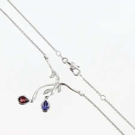Collier vitguld längd 42,5-44cm, med stenar och diamanter 0,06ctv, kedjans bredd 1,5mm, hängdelen ca 33mm, 18K Vikt: 6,5 g