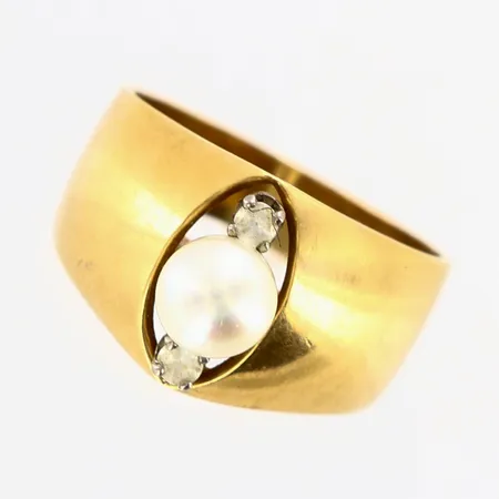 Ring odlad pärla Ø5mm vita stenar stl:15½ bredd 4-11mm 18K. Vikt: 5 g