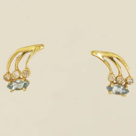 Ett par örhängen diamanter 6 x ca 0,01-0,02ct samt troligen topas, längd 15mm bredd 7,6mm skruvlås, 18K Vikt: 2,4 g