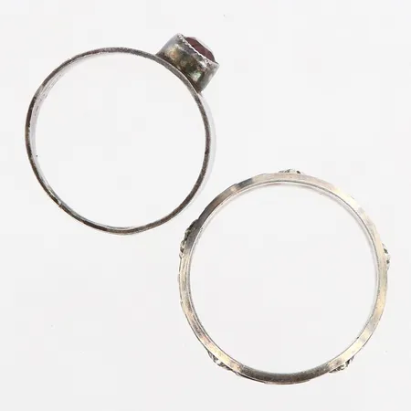 Två ringar, ena med röd sten, andra med mönster, stl:14½ & 15½, 835/1000 silver Vikt: 3,1 g
