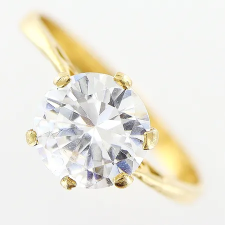 Ring med vit sten stl:18, bredd ca 8mm, 18K Vikt: 2,3 g